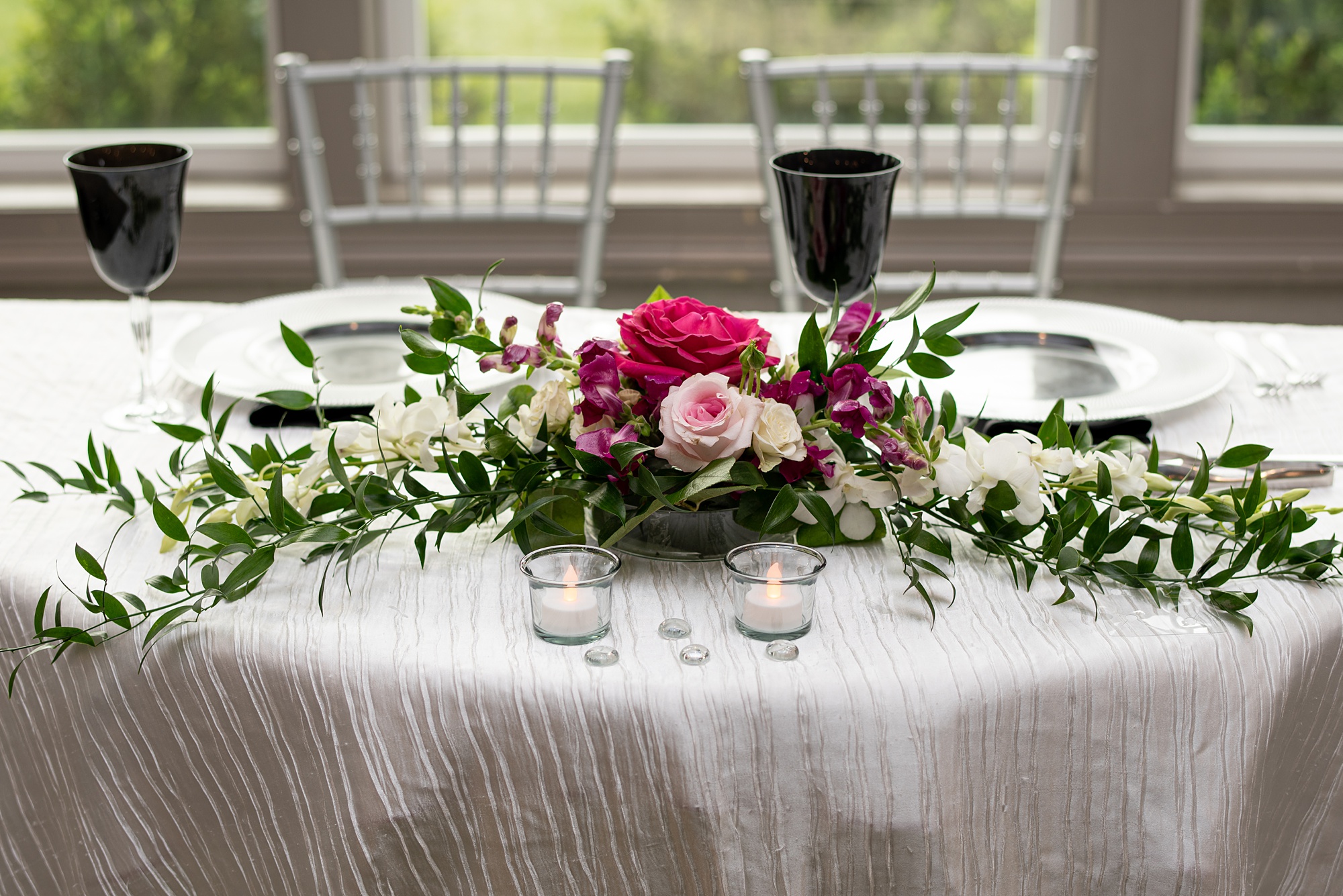 pink and black details on sweetheart table
