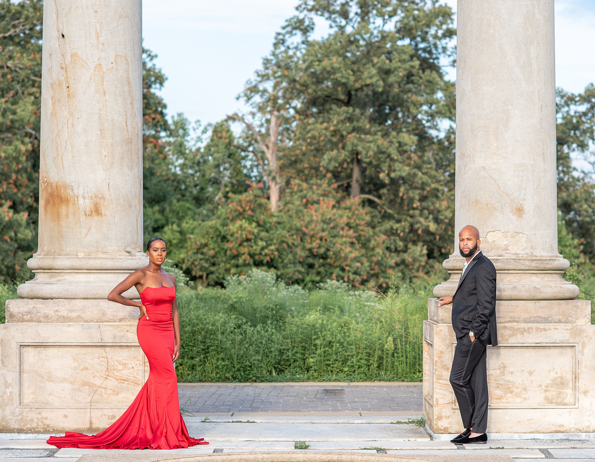 bride and groom pose by columns in Washington DC