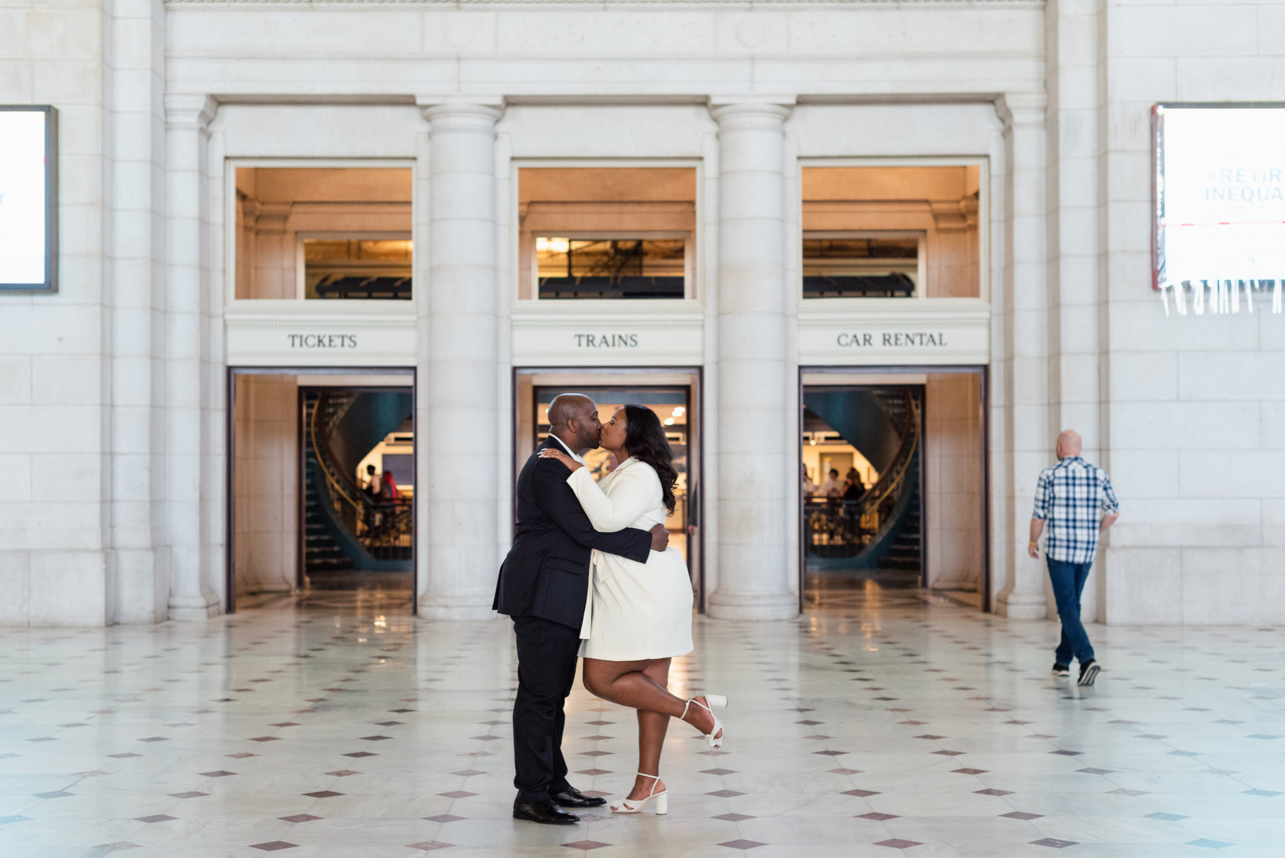 couple kissing at union station in DC