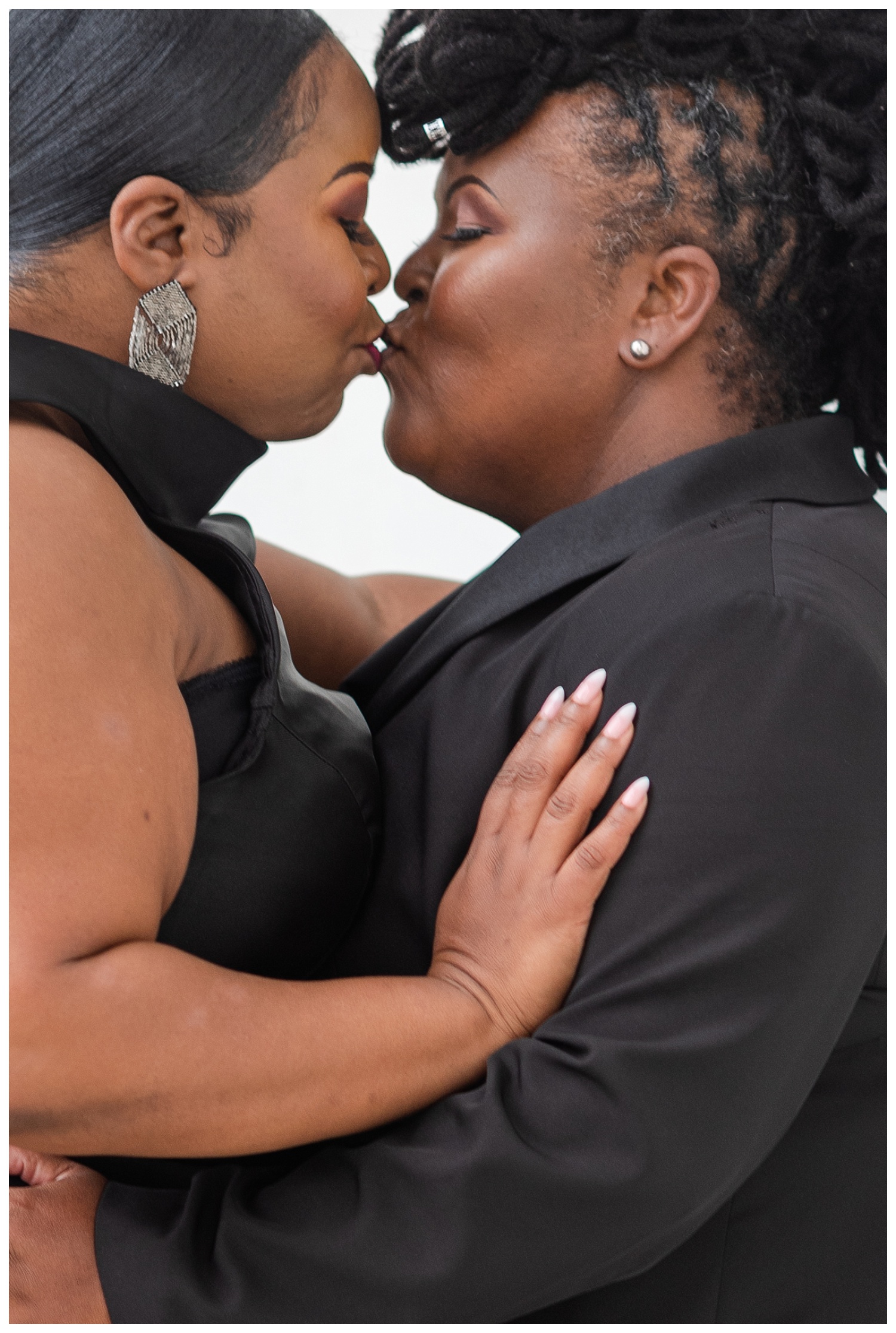 couple kissing at Lincoln Memorial engagement session