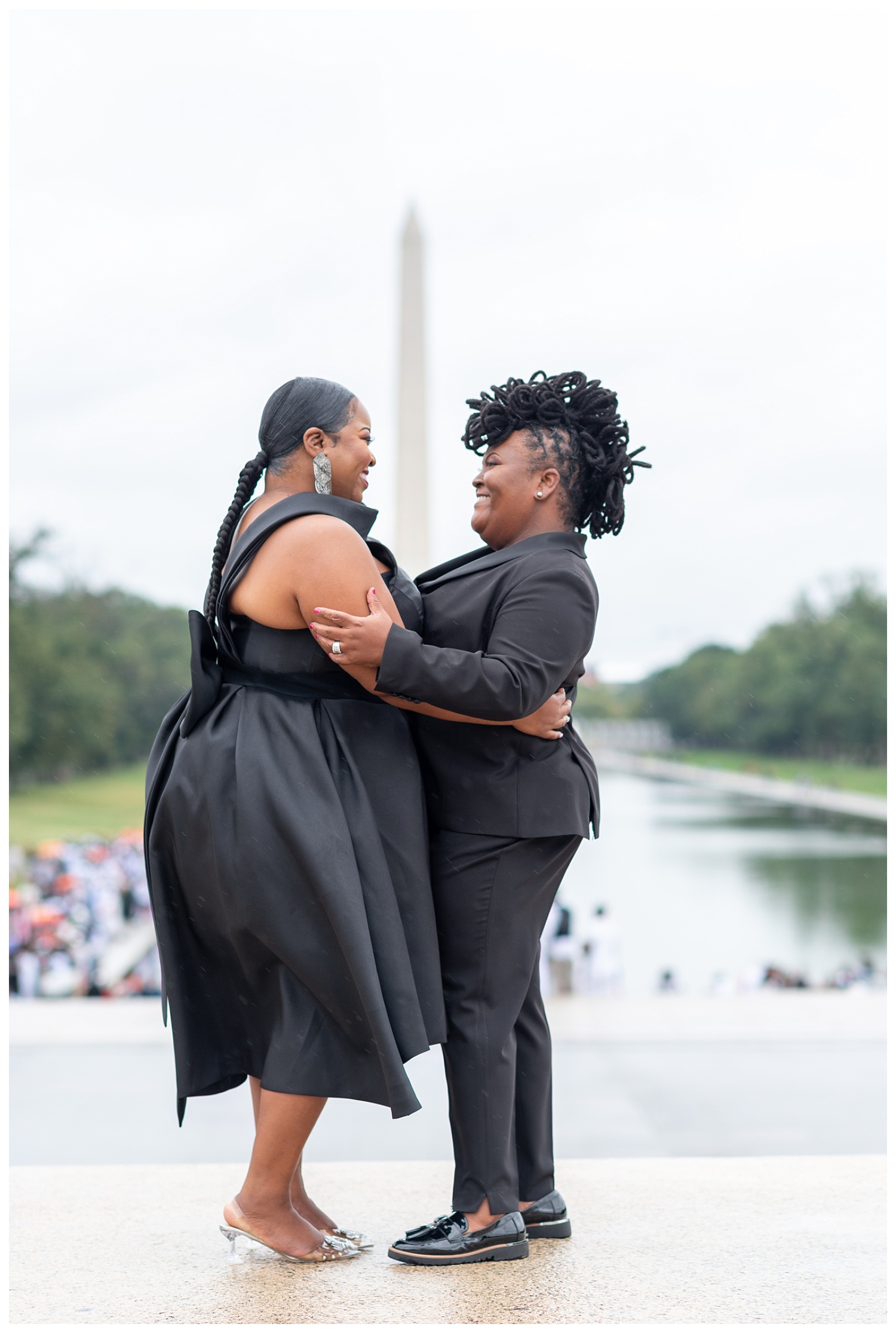 engagement session with Washington Memorial in the background
